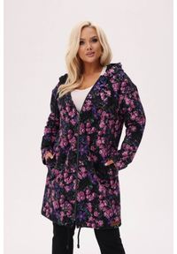 Moda Size Plus Iwanek - Bluza z kapturem Jeżynowy ogród - kobiecość, która kwitnie wieczorem PLUS SIZE XXL OVERSIZE. Okazja: na co dzień. Typ kołnierza: kaptur. Kolekcja: plus size. Materiał: tkanina, dzianina, dresówka, bawełna, elastan. Długość: krótkie. Wzór: aplikacja, nadruk, kwiaty. Styl: klasyczny, casual, elegancki