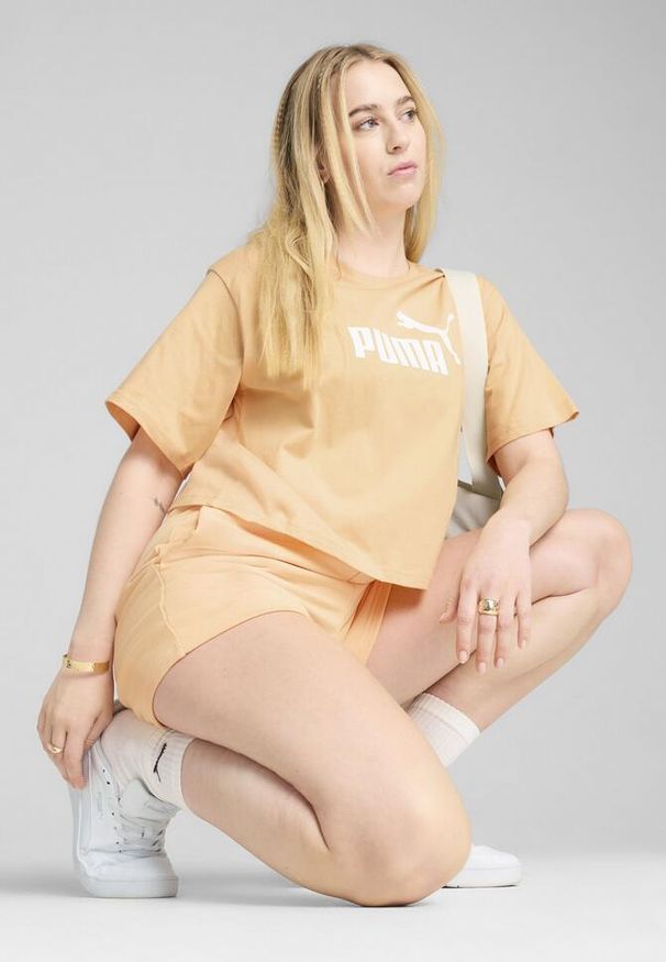 Puma - Damska luźna koszulka z logo NO.1 ESS Cropped PUMA Almost Apricot Orange. Kolor: żółty, pomarańczowy, wielokolorowy. Materiał: jeans. Wzór: nadruk