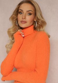 Renee - Pomarańczowa Futerkowa Sukienka Midi z Wełny w Stylu Sweterkowym z Golfem Kahinu. Typ kołnierza: golf. Kolor: pomarańczowy. Materiał: wełna. Długość: midi