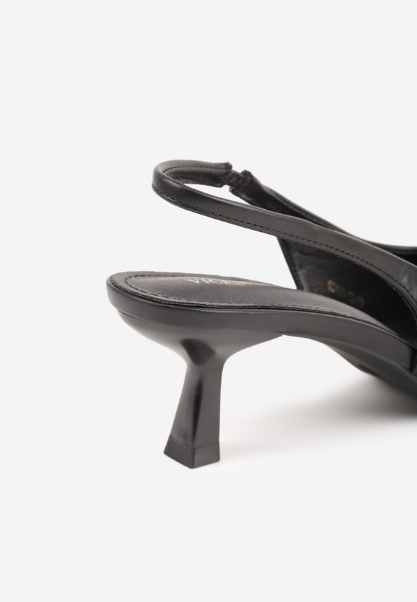 Renee - Czarne Czółenka Sandały Vices na Kaczuszce Typu Slingback Ozdobione Metaliczną Aplikacją Lilarunea. Okazja: na co dzień. Kolor: czarny. Materiał: jeans. Wzór: aplikacja. Sezon: lato. Obcas: na szpilce. Styl: elegancki, casual