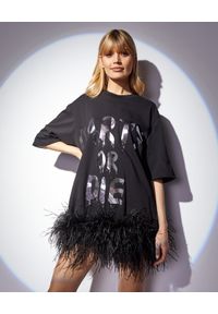 T-DRESS - Czarna sukienka mini z piórami. Kolor: czarny. Materiał: materiał, bawełna. Wzór: nadruk, napisy, aplikacja. Typ sukienki: rozkloszowane, trapezowe. Długość: mini