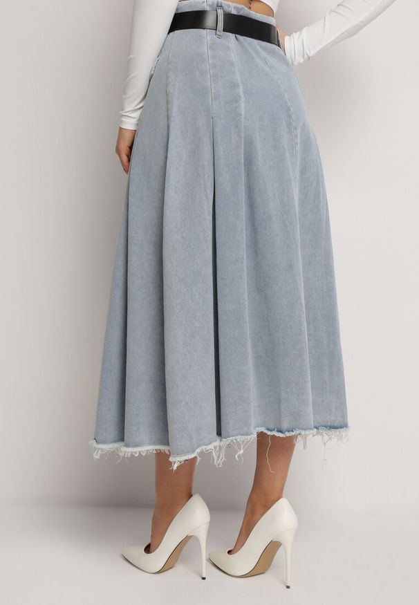 Born2be - Jasnoniebieska Jeansowa Spódnica o Rozkloszowanym Fasonie z Paskiem Firlana. Kolor: niebieski. Materiał: jeans