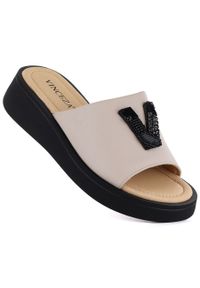 Skórzane klapki damskie na koturnie beżowe Vinceza 66950. Kolor: beżowy. Materiał: skóra. Sezon: lato. Obcas: na koturnie #1