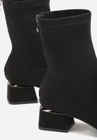 Renee - Czarne Eleganckie Botki VICES Skarpetkowe z Imitacji Zamszu na Klocku z Metalicznym Zdobieniem Rivite. Okazja: na co dzień. Zapięcie: zamek. Kolor: czarny. Materiał: zamsz. Wzór: aplikacja. Obcas: na obcasie. Styl: elegancki. Wysokość obcasa: średni #6