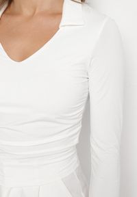 Born2be - Biała Bluzka z Marszczeniem i Kołnierzykiem Amoessa. Okazja: na co dzień. Typ kołnierza: dekolt w kształcie V. Kolor: biały. Materiał: jeans. Długość rękawa: długi rękaw. Długość: długie. Styl: elegancki, casual #4