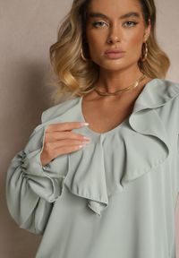 Renee - Jasnozielona Bluzka Ozdobiona Falbanką Tananissa. Kolor: zielony. Wzór: aplikacja. Styl: klasyczny, elegancki #5