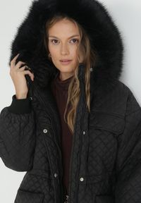 Born2be - Czarna Kurtka z Futrzanym Kapturem i Drobnym Pikowaniem Esdrage. Kolor: czarny. Materiał: futro. Wzór: jednolity. Sezon: wiosna, jesień #3