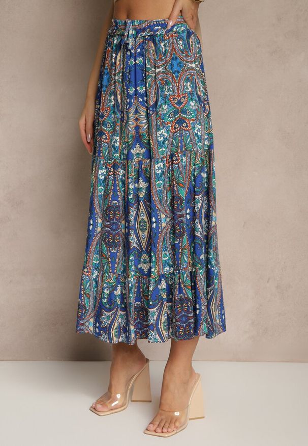 Renee - Niebieska Spódnica z Wiskozy Ozdobiona Motywem Paisley Ellivae. Okazja: na co dzień. Kolor: niebieski. Materiał: wiskoza. Wzór: aplikacja, paisley. Styl: elegancki, casual