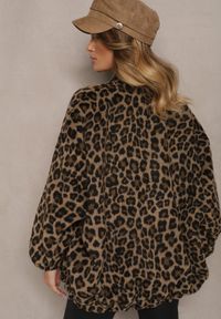 Renee - Brązowa Bluza z Lnem Oversize w Panterkę Tinnestira. Okazja: na co dzień. Kolor: brązowy. Materiał: len. Wzór: motyw zwierzęcy. Styl: elegancki, casual #4
