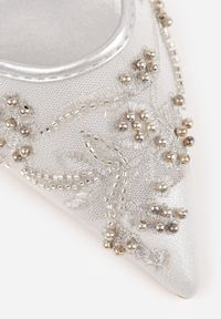 Renee - Srebrne Szpilki VICES z Siateczkową Cholewką Perełkami i Kwiatowym Wzorem Berdal. Zapięcie: sprzączka. Kolor: srebrny. Materiał: satyna. Szerokość cholewki: normalna. Wzór: kwiaty. Obcas: na szpilce #4