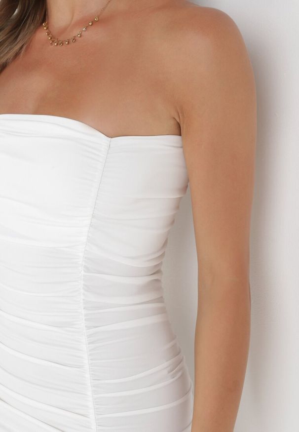 Born2be - Biała Dopasowana Sukienka Mini z Marszczeniem i Głębokim Dekoltem Natasia. Kolor: biały. Materiał: tkanina. Długość rękawa: bez rękawów. Długość: mini