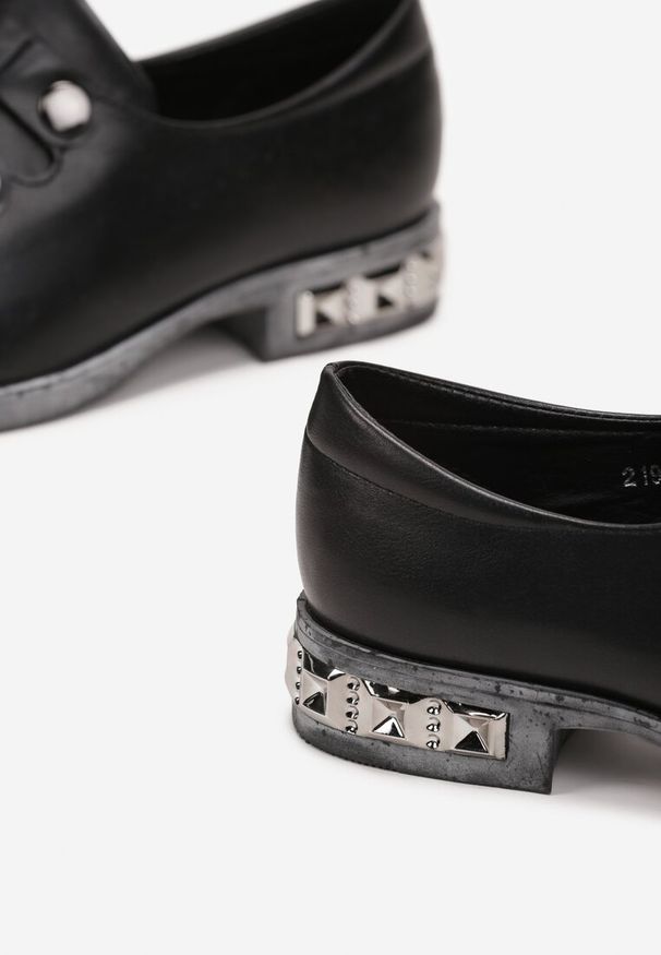 Born2be - Czarne Półbuty z Nitami i Metalicznym Zdobieniem Jurne. Kolor: czarny. Wzór: aplikacja. Styl: elegancki