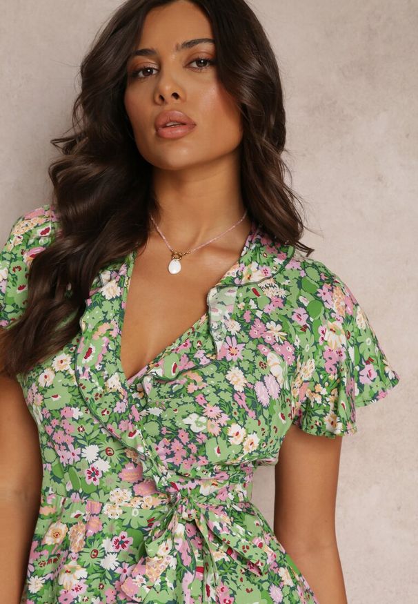 Renee - Zielona Wiskozowa Sukienka Mini z Kopertowym Dekoltem i Falbanką Nathalee. Kolor: zielony. Materiał: wiskoza. Długość rękawa: krótki rękaw. Wzór: aplikacja, kwiaty. Typ sukienki: kopertowe. Styl: klasyczny. Długość: mini