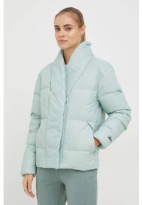 Reebok kurtka puchowa damska kolor zielony zimowa. Okazja: na co dzień. Kolor: zielony. Materiał: puch. Sezon: zima. Styl: casual #1