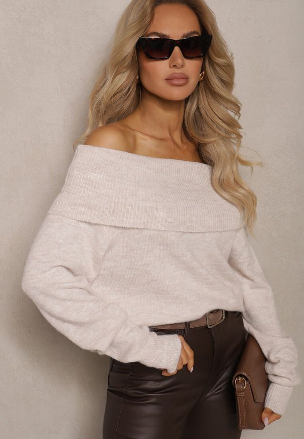 Renee - Beżowy Sweter z Wiskozą i Wełną Ozdobiony Wywiniętym Dekoltem Ravarienne. Kolor: beżowy. Materiał: wiskoza, wełna. Wzór: aplikacja. Sezon: zima