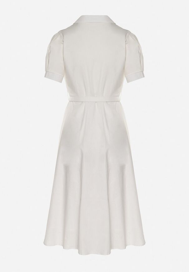 Born2be - Biała Sukienka z Koronką i Ozdobnym Paskiem oraz Kołnierzykiem Gavridia. Okazja: do pracy, na co dzień. Kolor: biały. Materiał: koronka. Długość rękawa: krótki rękaw. Wzór: koronka. Typ sukienki: proste. Styl: elegancki, casual, klasyczny, wizytowy