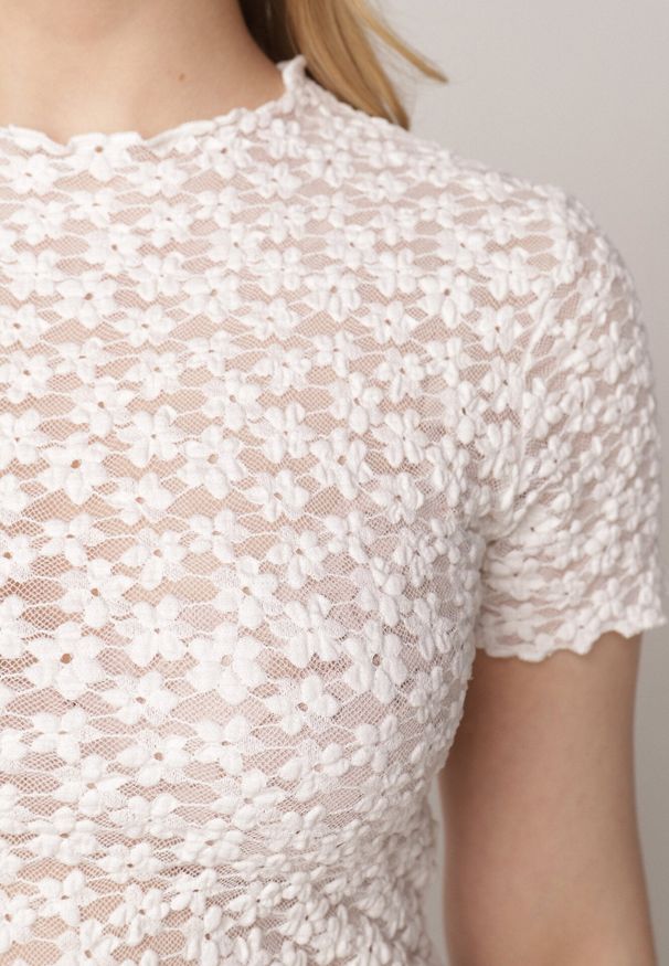 Born2be - Biała Koronkowa Bluzka o Dopasowanym Kroju z Krótkim Rękawem Noessa. Okazja: na co dzień, do pracy, na spotkanie biznesowe. Kolor: biały. Materiał: koronka. Długość rękawa: krótki rękaw. Długość: krótkie. Wzór: koronka. Styl: klasyczny, casual, biznesowy, elegancki