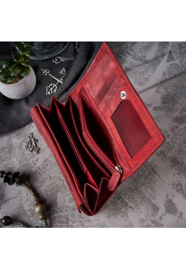 Portfel damski skórzany PAOLO PERUZZI czerwony T-44-RD. Kolor: czerwony. Materiał: skóra. Wzór: kwiaty