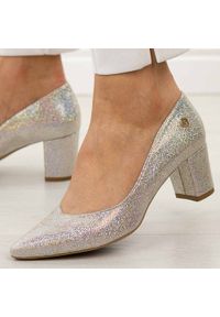 Srebrne multi skórzane Polskie czółenka damskie na obcasie Prestige 2105/OBL. Okazja: na wesele, na ślub cywilny, na spotkanie biznesowe, na imprezę. Kolor: srebrny. Materiał: skóra. Szerokość cholewki: normalna. Styl: glamour, biznesowy, elegancki, wizytowy, klasyczny #1