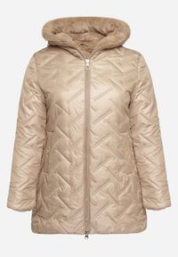 Born2be - Ciemnobeżowa Pikowana Kurtka z Kapturem Ocieplana Futerkiem Lealinea. Okazja: na co dzień. Typ kołnierza: kaptur. Kolekcja: plus size. Kolor: beżowy. Materiał: futro. Długość: długie. Styl: casual #2