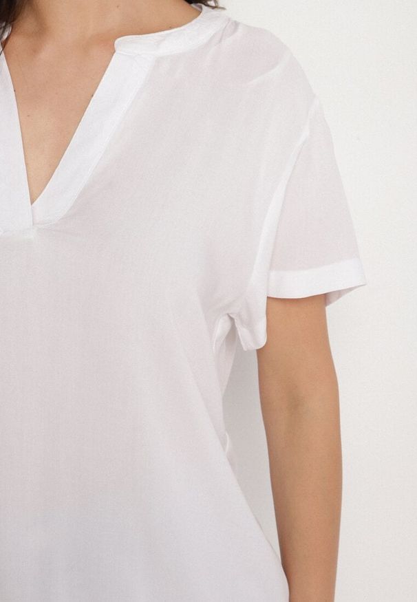 Born2be - Biała Wiskozowa Bluzka z Trójkątnym Dekoltem Adnoria. Okazja: do pracy, na spotkanie biznesowe. Kolor: biały. Materiał: wiskoza. Styl: biznesowy, elegancki