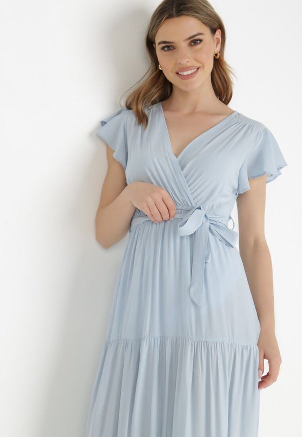 Born2be - Jasnoniebieska Sukienka Cephemus. Kolor: niebieski. Materiał: materiał. Wzór: gładki, jednolity. Sezon: lato. Typ sukienki: rozkloszowane, kopertowe. Styl: wakacyjny. Długość: maxi