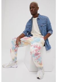 Tommy Jeans spodnie bawełniane męskie wzorzyste. Materiał: bawełna. Wzór: nadruk #2