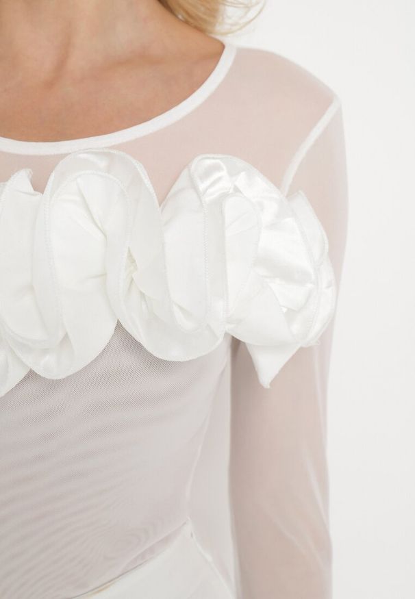 Born2be - Biała Bluzka z Siateczki Ozdobiona Falbanką Vinria. Kolor: biały. Wzór: aplikacja