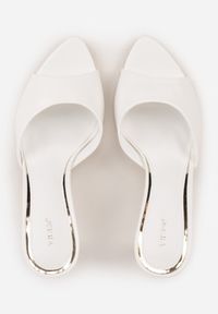 Renee - Białe Klapki na Szpilce VICES z Metaliczną Wstawką i Szpiczastym Noskiem Alarianne. Nosek buta: szpiczasty. Kolor: biały. Materiał: jeans. Obcas: na szpilce. Styl: wizytowy, elegancki #9