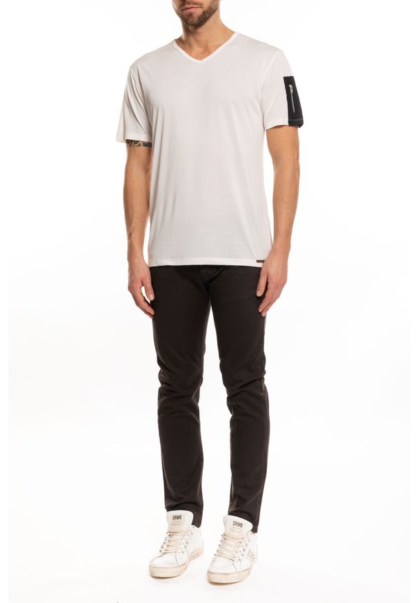Takeshy Kurosawa T-shirt "Taschino". Okazja: na co dzień. Typ kołnierza: dekolt w serek. Materiał: tkanina. Wzór: aplikacja. Styl: casual