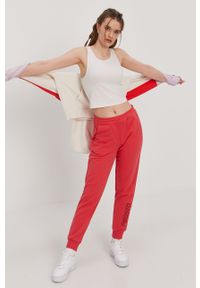 Prosto. - Prosto - Spodnie. Kolor: czerwony. Materiał: bawełna, poliester, dzianina. Wzór: nadruk #4