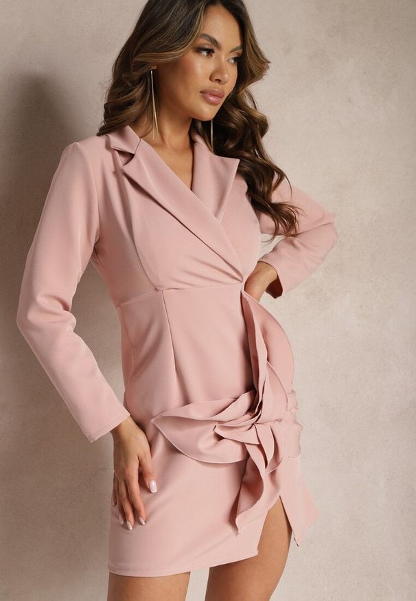 Renee - Różowa Sukienka Mini w Stylu Marynarki z Długimi Rękawami Tansiwia. Kolor: różowy. Długość rękawa: długi rękaw. Typ sukienki: kopertowe. Długość: mini