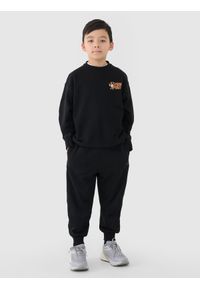 4f - 4F Bluza dresowa nierozpinana bez kaptura chłopięca - czarna 152 (11-12 lat). Okazja: na co dzień. Typ kołnierza: bez kaptura. Kolor: czarny. Materiał: dresówka. Wzór: gładki, nadruk, napisy, ze splotem. Sezon: lato. Styl: casual, klasyczny, sportowy #2