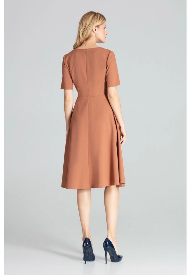 Sukienki.shop - Rozkloszowana sukienka midi z dekoltem V brązowa. Okazja: na imprezę, do pracy. Kolor: brązowy. Długość: midi