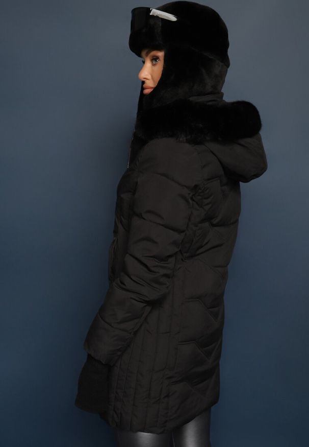 Renee - Czarna Kurtka o Fasonie Płaszcza z Pikowaniem i Futrzanym Kapturem Mavila. Kolor: czarny. Materiał: futro. Długość: długie