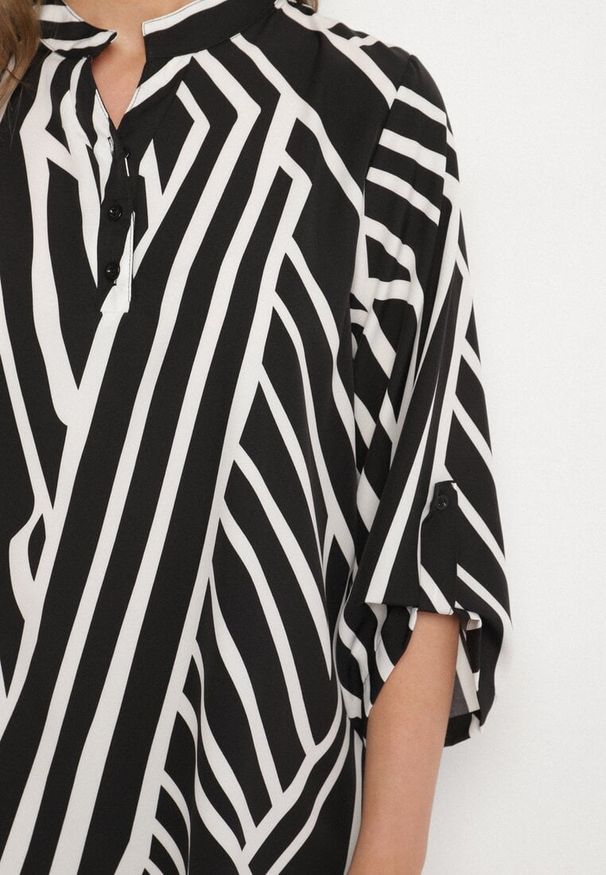 Born2be - Czarna Koszula z Bawełną i Geometrycznym Wzorem Tiarine. Okazja: na co dzień, na spotkanie biznesowe. Typ kołnierza: kołnierzyk klasyczny. Kolor: czarny. Materiał: bawełna. Wzór: geometria. Styl: biznesowy, klasyczny, casual