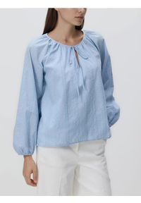 Reserved - Bluzka z haftem - jasnoniebieski. Kolor: niebieski. Materiał: bawełna, tkanina. Wzór: haft. Styl: klasyczny