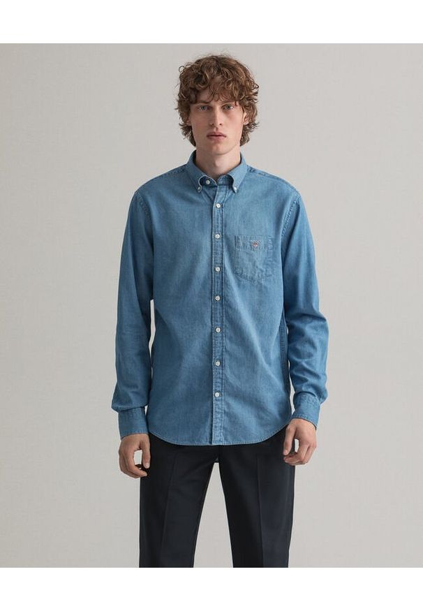GANT - Jeansowa koszula z logo Regular Fit. Okazja: na co dzień. Kolor: niebieski. Materiał: jeans. Wzór: aplikacja. Sezon: wiosna. Styl: klasyczny, casual