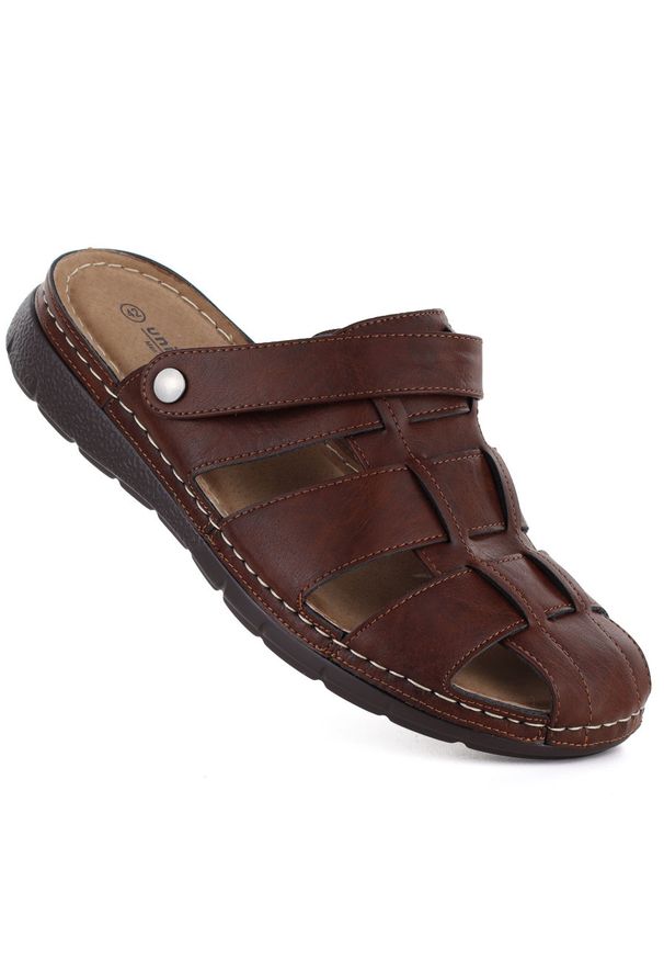 Klapki męskie zabudowane z paskiem brązowe Unisoft 9924. Kolor: brązowy. Materiał: skóra ekologiczna. Styl: klasyczny