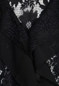 Born2be - Czarna Narzutka Plażowa o Fasonie Długiej Sukienki z Koronki Ozdobiona Falbankami Araqiel. Okazja: na plażę. Typ kołnierza: kołnierz z falbankami. Kolor: czarny. Materiał: koronka. Wzór: aplikacja, koronka. Sezon: lato. Styl: wakacyjny #7