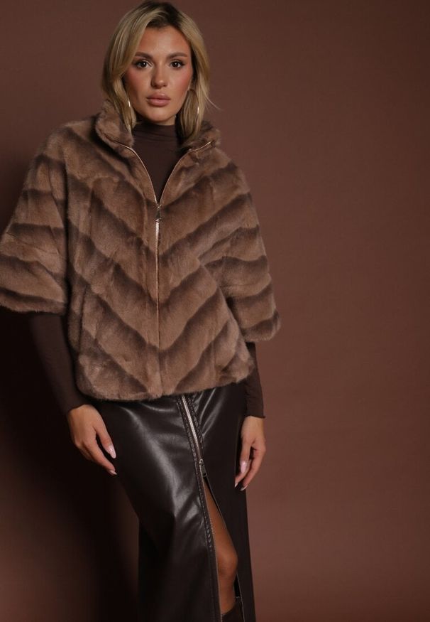 Renee - Ciemnobeżowa Trapezowa Kurtka Futerko z Rękawami Długości 3/4 Tadeva. Kolor: beżowy. Materiał: futro. Styl: elegancki
