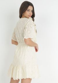 Born2be - Beżowa Sukienka z Ażurowej Tkaniny z Gumką w Pasie i Falbankami Culissa. Typ kołnierza: kołnierz z falbankami. Kolor: beżowy. Materiał: tkanina. Wzór: ażurowy #4