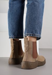 Born2be - Ciemnobeżowe Botki Sztyblety na Ozdobnie Żłobionej Podeszwie Ezisane. Okazja: na co dzień. Kolor: beżowy. Materiał: jeans. Styl: casual, elegancki #6