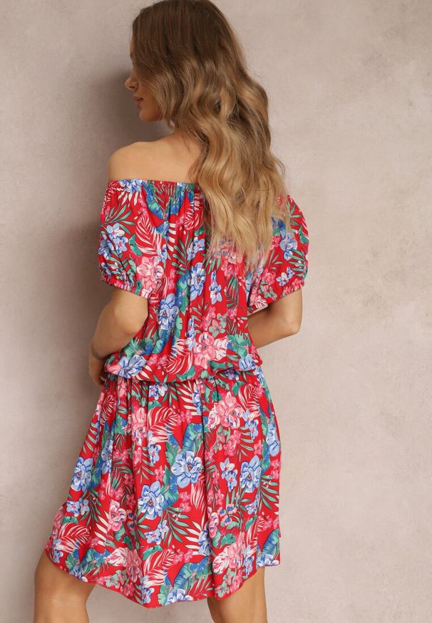 Renee - Czerwona Wiskozowa Sukienka Mini w Kwiaty z Hiszpańskim Dekoltem i Gumką w Talii Selecia. Kolor: czerwony. Materiał: wiskoza. Wzór: kwiaty. Długość: mini