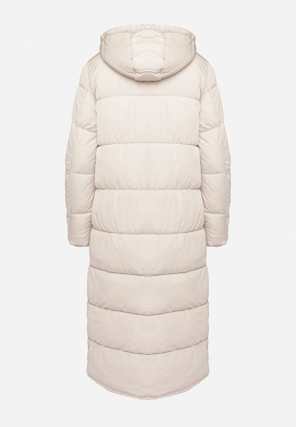 Born2be - Jasnobeżowa Pikowana Kurtka o Długim Kroju z Kapturem i Ściągaczami przy Rękawach Sassira. Okazja: na spacer, na co dzień. Typ kołnierza: kaptur. Kolor: beżowy. Materiał: jeans. Długość: długie. Styl: elegancki, casual