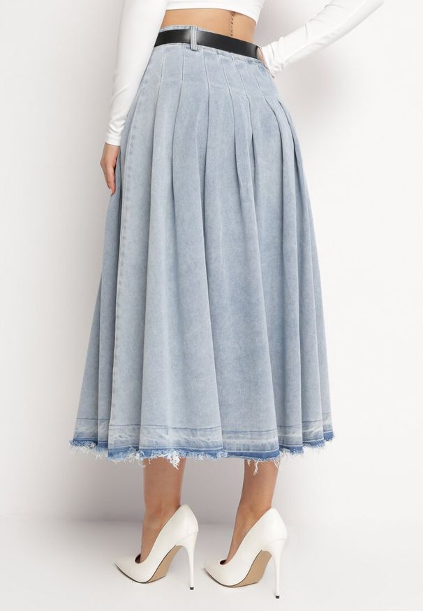 Born2be - Jasnoniebieska Spódnica Jeansowa Rozkloszowana z Paskiem z Ekoskóry Nalier. Okazja: na co dzień. Kolor: niebieski. Materiał: jeans. Styl: elegancki, casual
