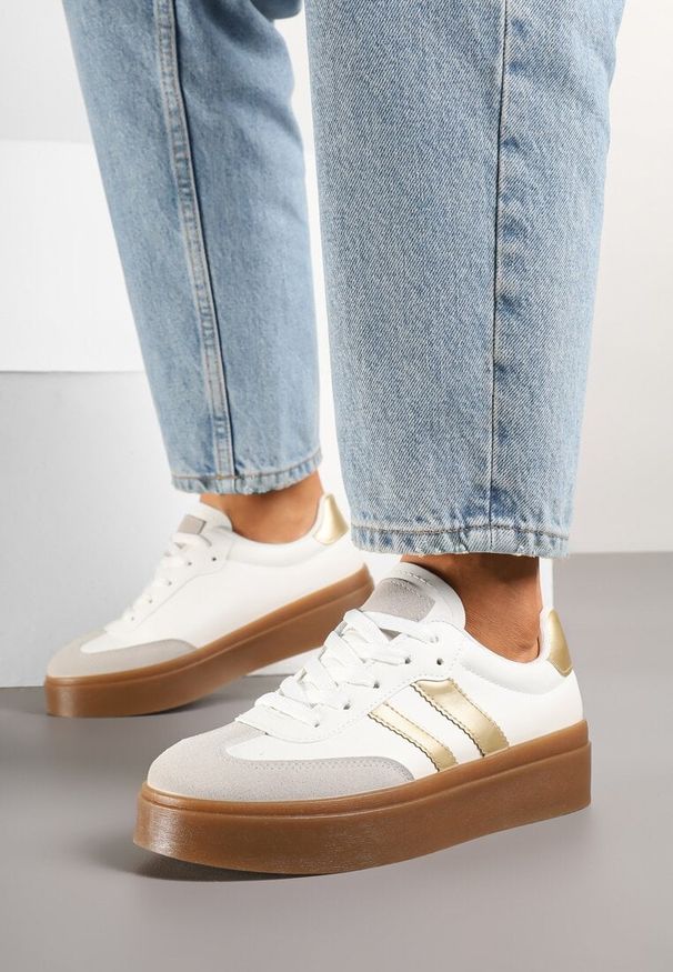 Renee - Biało-Złote Klasyczne Sneakersy Tenisówki na Niskiej Platformie Denirla. Okazja: na co dzień. Kolor: biały. Materiał: jeans. Obcas: na platformie