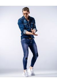 GUNS & TUXEDOS - Granatowe jeansy z łatami Dust Devil. Kolor: niebieski #7