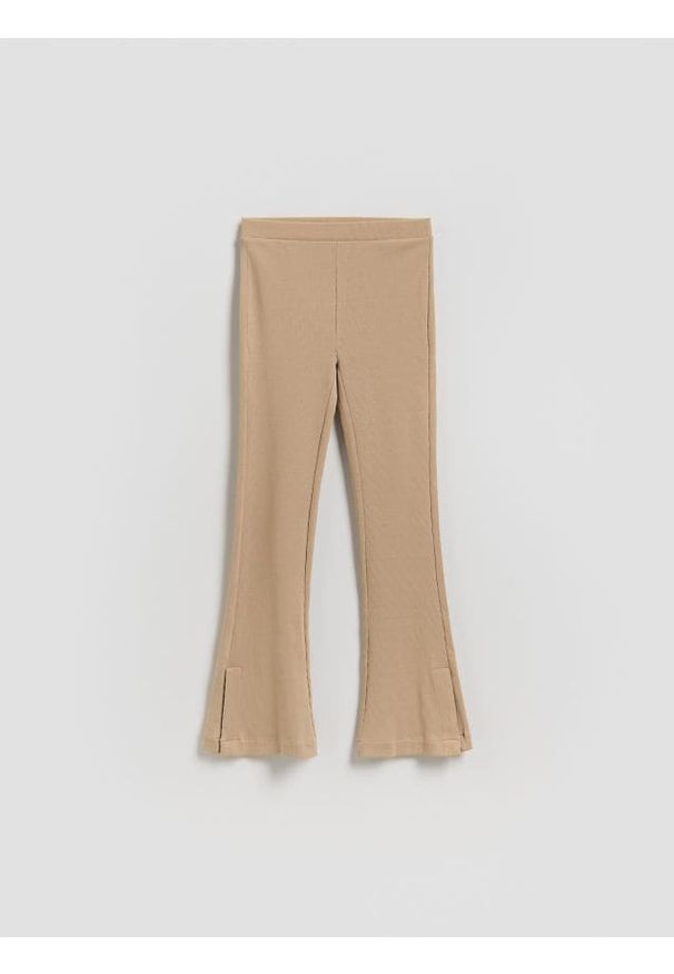 Reserved - Prążkowane legginsy flared - beżowy. Kolor: beżowy. Materiał: prążkowany