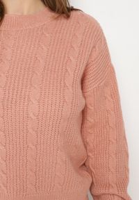 Born2be - Jasnoróżowy Sweter Krótki z Wycięciem na Plecach Torine. Okazja: na co dzień. Kolor: różowy. Materiał: jeans. Długość: krótkie. Styl: klasyczny, elegancki, casual